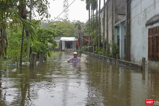 Các tình thành ở khu vực miền Trung bị ngập lụt nặng nề do ảnh hưởng của bão, lũ trong suốt tháng qua