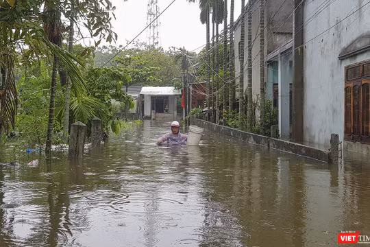 Các tình thành ở khu vực miền Trung bị ngập lụt nặng nề do ảnh hưởng của bão, lũ trong suốt tháng qua