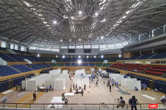 Sau 1 buổi thi công, các buồng bệnh tại bệnh viện dã chiến Cung thể thao Tiên Sơn đã định hình