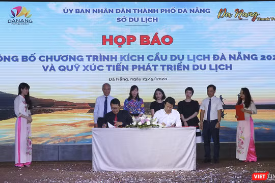 Đại diện các doanh nghiệp kinh doanh dịch vụ di lịch ký cam kết tham gia chương trình giảm giá kích cầu du lịch Đà Nẵng 2020