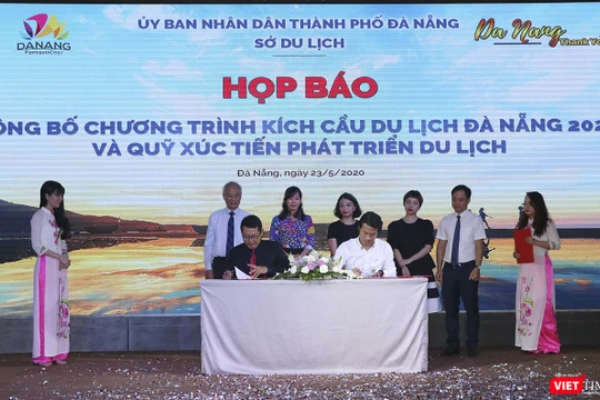 Đại diện các doanh nghiệp kinh doanh dịch vụ di lịch ký cam kết tham gia chương trình giảm giá kích cầu du lịch Đà Nẵng 2020