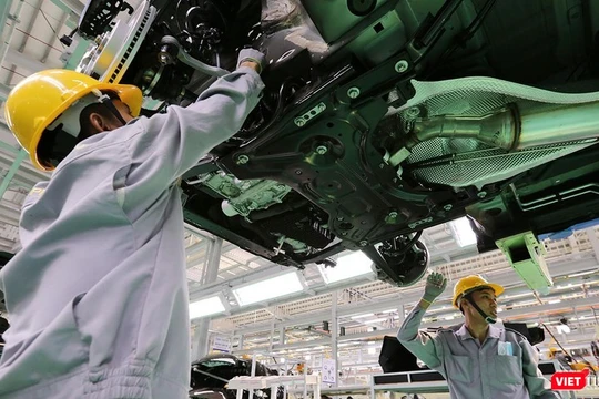 Công nhân nhà máy sản xuất xe ô tô Thaco tại Quảng Nam