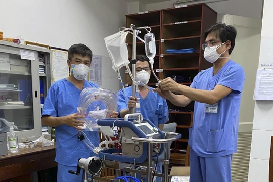 Ê kíp bác sỹ của Bệnh viện Chợ Rẫy cùng thiết bị y tế ra Đà Nẵng cùng Bệnh viện Đà Nẵng điều trị cho bệnh nhân mắc COVID-19 thứ 416 (ảnh Bệnh viện Chợ Rẫy)
