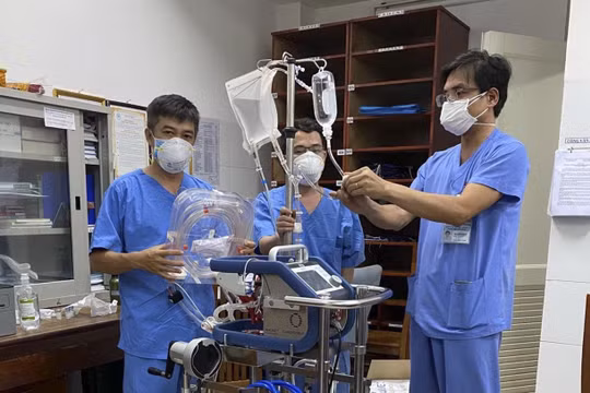Ê kíp bác sỹ của Bệnh viện Chợ Rẫy cùng thiết bị y tế ra Đà Nẵng cùng Bệnh viện Đà Nẵng điều trị cho bệnh nhân mắc COVID-19 thứ 416 (ảnh Bệnh viện Chợ Rẫy)