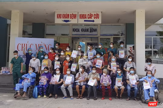 Các bệnh nhân mắc COVID-19 được Bệnh viện dã chiến Hòa Vang (Đà Nẵng) cho xuất viện chiều nay (26/8)