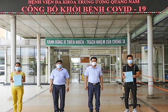 Các bệnh nhân mắc COVID-19 thứ 716 và 719 ở Quảng Nam tại buổi xuất viện