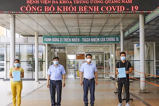 Các bệnh nhân mắc COVID-19 thứ 716 và 719 ở Quảng Nam tại buổi xuất viện