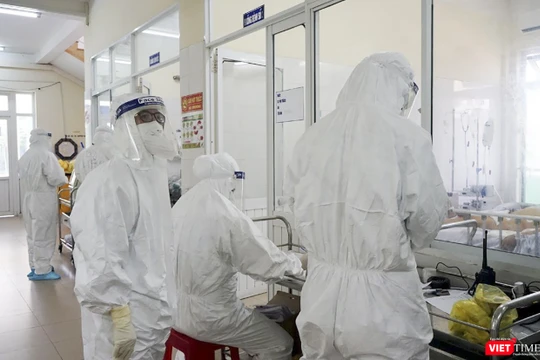Nhân viên y tế làm việc tại khu vực điều trị bệnh nhân mắc COVID-19