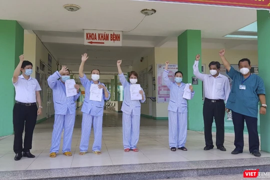 Các bệnh nhân COVID-19 gồm BN 423, BN 424, BN 441 và BN 442 tại buổi xuất viện sáng nay (10/8).