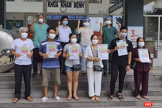 Các bệnh nhân được điều trị khỏi COVID-19 được Bệnh viện dã chiến Hòa Vang (Đà Nẵng) cho xuất viện vào chiều 18/8