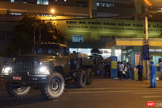 Xe phun hóa chất của Tiểu đoàn Phòng hóa 78 - Bộ Tham mưu Quân khu 5 làm nhiệm vụ phun khủ trùng