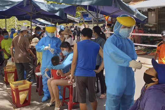 Lực lượng y tế lấy mẫu xét nghiệm COVID-19 đối với tiểu thương và người dân liên quan đến chợ Nại Hiên Đông, quận Sơn Trà, TP Đà Nẵng