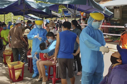 Lực lượng y tế lấy mẫu xét nghiệm COVID-19 đối với tiểu thương và người dân liên quan đến chợ Nại Hiên Đông, quận Sơn Trà, TP Đà Nẵng