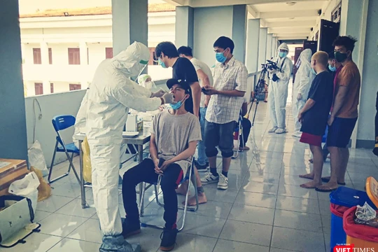 Lực lượng y tế lấy mẫu xét nghiệm COVID-19 tại khu cách ly tập trung