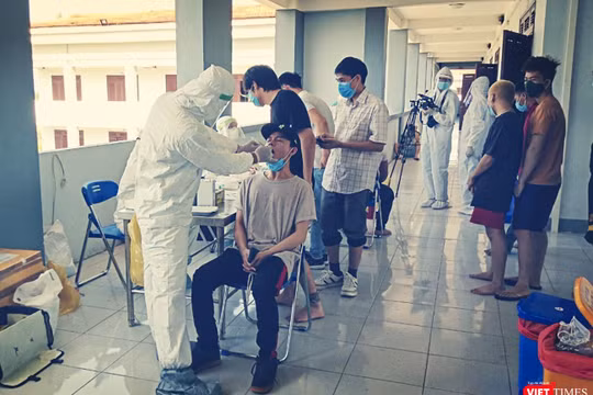 Lực lượng y tế lấy mẫu xét nghiệm COVID-19 tại khu cách ly tập trung