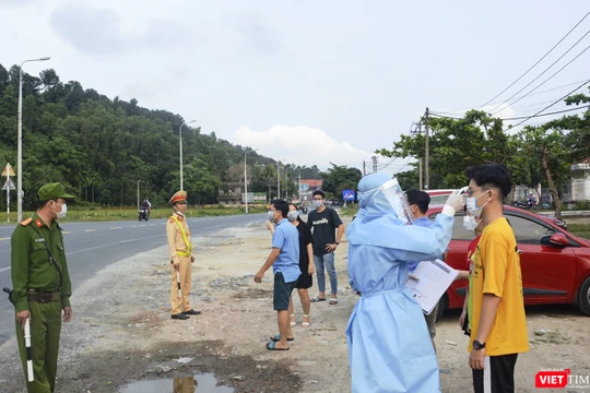 Lực lượng Công an và y tế tại chốt giám sát dịch tễ đo thân nhiệt của người đi vào TP Đà Nẵng (ảnh C.H)