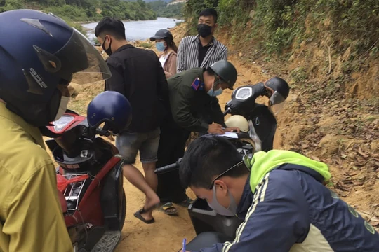 Lực lượng chức năng xã Hòa Bắc (huyện Hòa Vang, Đà Nẵng), lập biên bản, xử lý các đối tượng trốn chốt kiểm dịch COVID-19 vô rừng đi phượt