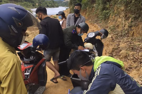 Lực lượng chức năng xã Hòa Bắc (huyện Hòa Vang, Đà Nẵng), lập biên bản, xử lý các đối tượng trốn chốt kiểm dịch COVID-19 vô rừng đi phượt