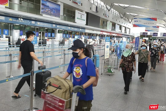 Du khách mắc kẹt tại Đà Nẵng do dịch COVID-19 được bố trí máy bay rời Đà Nẵng trở về quê.