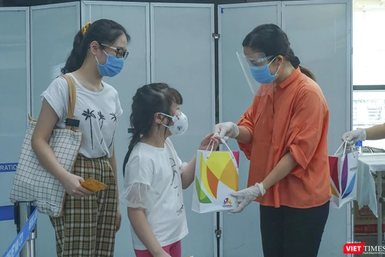 Du khách mắc kẹt tại Đà Nẵng do dịch COVID-19 được đích thân lãnh đạo Sở Du lịch tiễn ra sân bay.