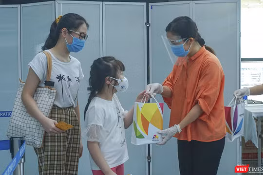 Du khách mắc kẹt tại Đà Nẵng do dịch COVID-19 được đích thân lãnh đạo Sở Du lịch tiễn ra sân bay.