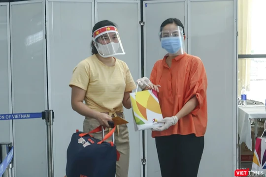 Đại diện Sở Du lịch TP Đà Nẵng tặng quà và tiễn số du khách mắc kẹt do dịch COVID-19 lên máy bay