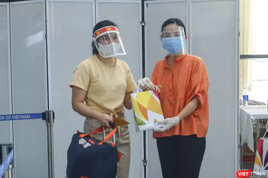 Đại diện Sở Du lịch TP Đà Nẵng tặng quà và tiễn số du khách mắc kẹt do dịch COVID-19 lên máy bay