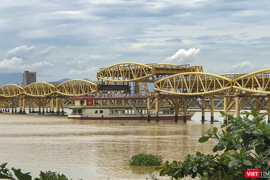 Cầu Nguyễn Văn Trỗi nâng dầm cho tàu thuyền đi qua