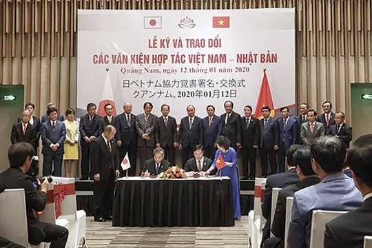 Thủ tướng Nguyễn Xuân Phúc và Tổng thư ký Đảng Dân chủ Tự do Nhật Bản Nikai Toshihiro cùng chứng kiến lễ ký kết các văn kiện và biên bản ghi nhớ hợp tác trên nhiều lĩnh vực giữa các bộ ngành 2 nước Việt Nam – Nhật Bản