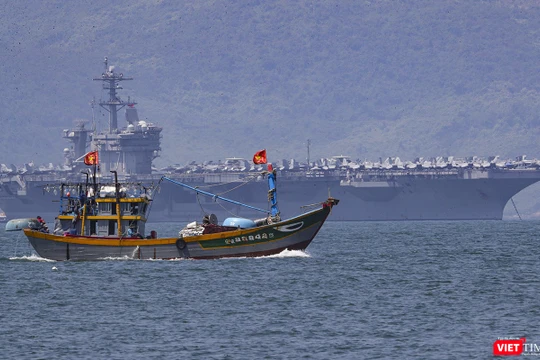 Hàng không mẫu hạm USS Theodore Roosevelt (CVN-71) của Hải quân Hoa Kỳ trên vịnh Đà Nẵng.