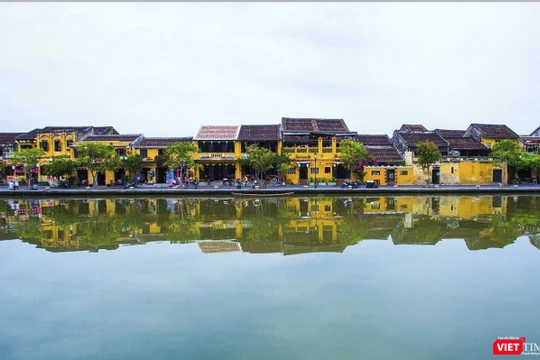 Một góc đô thị cổ Hội An bên dòng sông Hoài (ảnh Hồ Xuân Mai)