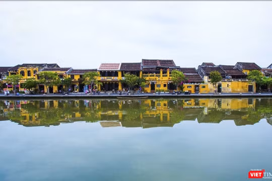 Một góc đô thị cổ Hội An bên dòng sông Hoài (ảnh Hồ Xuân Mai)