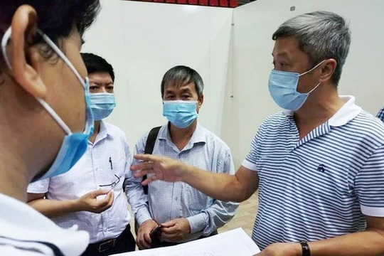 Thứ trưởng Bộ Y tế Nguyễn Trường Sơn trực tiếp kiểm tra việc xây dựng Bệnh viện Dã chiến ở Đà Nẵng (Ảnh: Anh Văn)