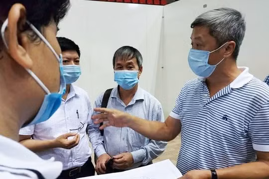 Thứ trưởng Bộ Y tế Nguyễn Trường Sơn trực tiếp kiểm tra việc xây dựng Bệnh viện Dã chiến ở Đà Nẵng (Ảnh: Anh Văn)