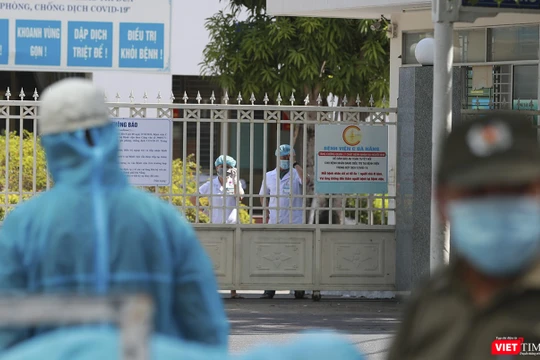 Các y bác sĩ tại chốt cách ly Bệnh viện C Đà Nẵng