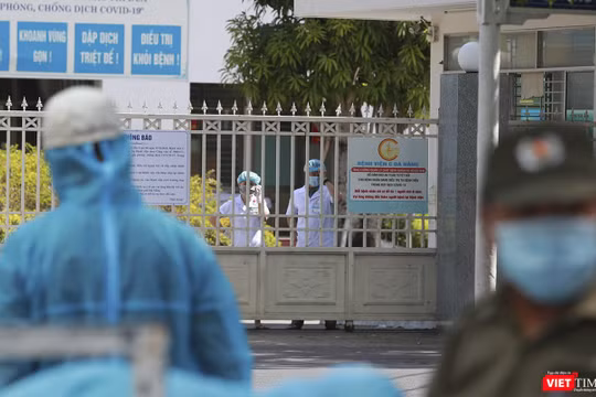 Các y bác sĩ tại chốt cách ly Bệnh viện C Đà Nẵng
