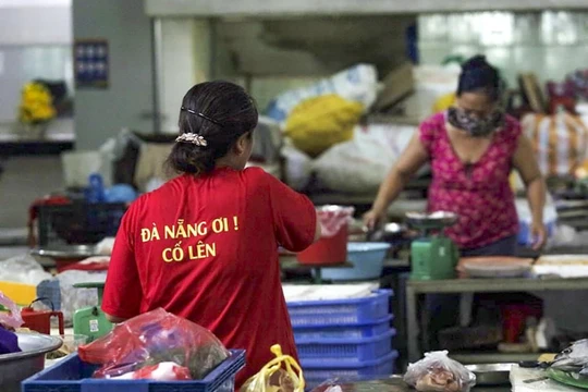 Tiểu thương Đà Nẵng mặc áo cờ đỏ sao vàng cổ động vượt qua dịch COVID-19