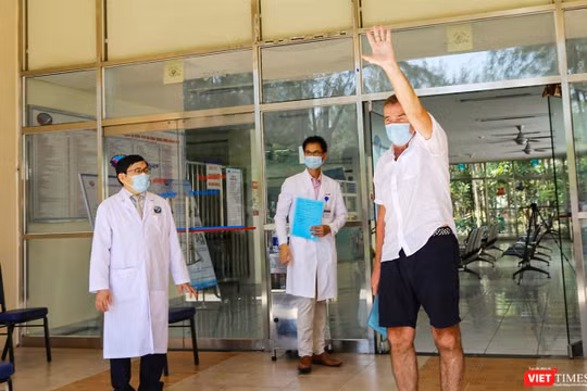 Bệnh nhân người Anh mắc COVID-19 điều trị tại Bệnh viện đa khoa Trung ương Quảng Nam tại buổi xuất viện 