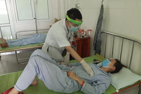 Bệnh nhân bị ngộ độc do ăn phải pate Minh Chay đang điều trị tại Bệnh viện đa khoa Vĩnh Đức (Ảnh bệnh viện cung cấp)