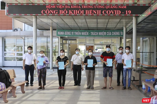 Các bệnh nhân mắc COVID-19 được Bệnh viện đa khoa Trung ương Quảng Nam cho xuất viện sáng nay