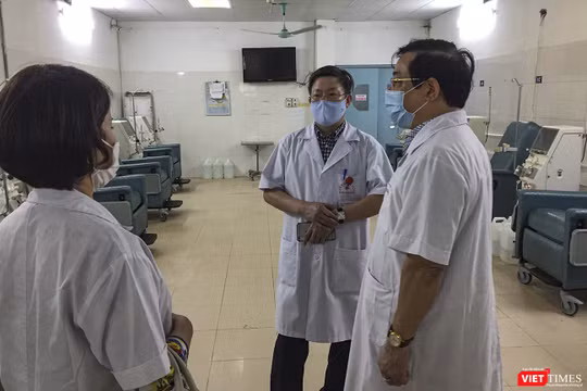 Đoàn kiểm tra số 1 của Bộ Y tế và Sở Y tế Hà Nội trong chuyến kiểm tra công tác chống dịch COVID-19 tại các bệnh viện chuyên khoa phổi, thận trên địa bàn TP.