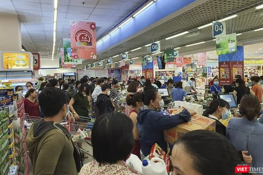 Người dân đi mua sắm hàng hoá tại siêu thị trên địa bàn TP Đà Nẵng