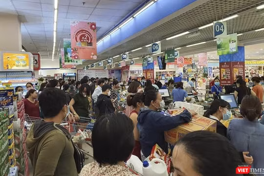 Người dân đi mua sắm hàng hoá tại siêu thị trên địa bàn TP Đà Nẵng