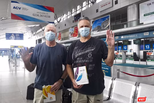 Bệnh nhân mắc COVID-19 thứ 22 tại Việt Nam cùng bạn rời Đà Nẵng sau thời gian điều trị