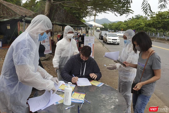 Các tình nguyện viên tham gia công tác tại các chốt kiểm soát dịch bệnh