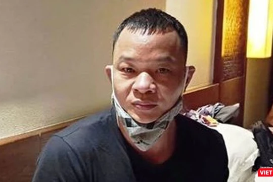 Đối tượng Gao Liang Gu (Cao Lượng Cố, 42 tuổi, quốc tịch Trung Quốc) vừa bị Công an tỉnh Quảng Nam khỏi tố liên quan đến vụ án "Tổ chức, môi giới cho người khác nhập cảnh hoặc ở lại Việt Nam trái phép" và “Đưa hối lộ" 