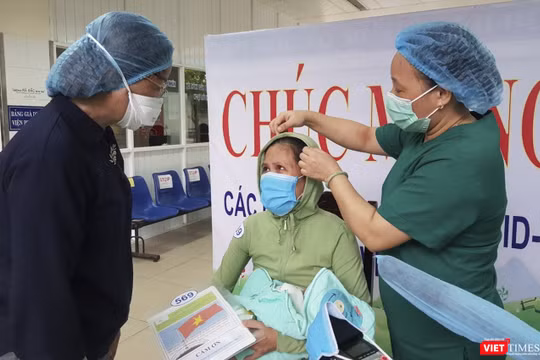 Giám đốc Sở Y tế TP Đà Nẵng chúc mừng bệnh nhân mắc COVID-19 số 569 cùng con tại buổi xuất viện.