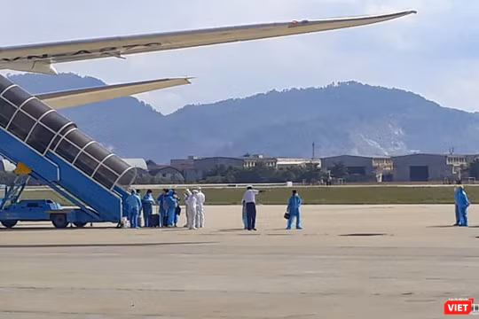 Lực lượng y tế kiểm soát bệnh tật Đà Nẵng đón công dân từ Hàn Quốc về nước tại sân bay Đà Nẵng.