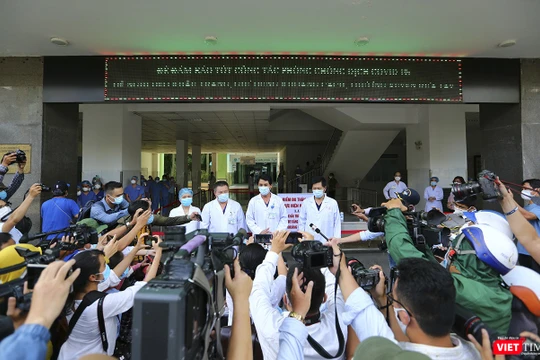 Bác sĩ T.S Lê Đức Nhân – Giám đốc Bệnh viện Đà Nẵng trả lời phỏng vấn báo chí nhân sự kiện Bệnh viện Đà Nẵng dỡ bỏ lệnh phong tỏa