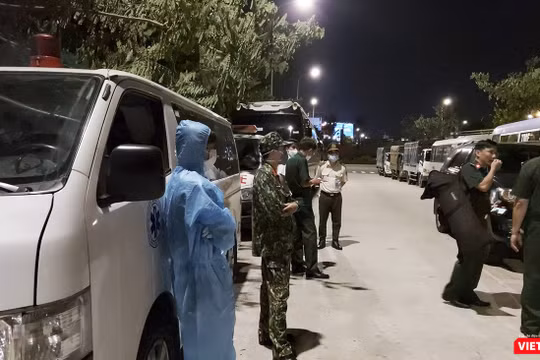 Lực lượng y tế, quân đội và kiểm soát bệnh tật đón đoàn công dân từ Malaysia về nước tại Sân bay quốc tế Đà Nẵng
